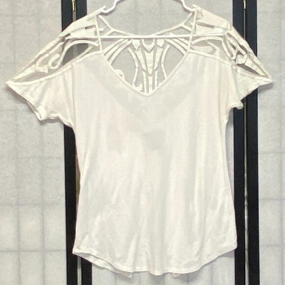 BKE Tops - BKE Red Lace Shoulder White Tee XS V-Neck Short Raglan Sleeve Split Back Hem